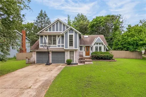 8216 NW Delta Dr, Kansas City, MO 64151