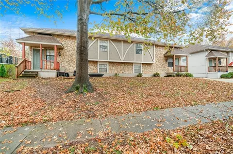Exterior - 2825 Tepee Ave, Independence, MO 64057 photo 2 of 4