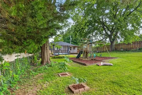 Exterior - 9304 E 27th St, Independence, MO 64052 photo 15 of 16