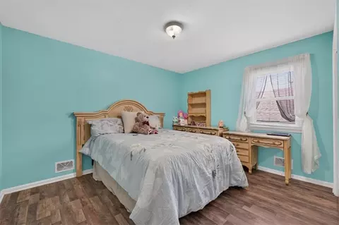 Bedroom - 9304 E 27th St, Independence, MO 64052 photo 5 of 6