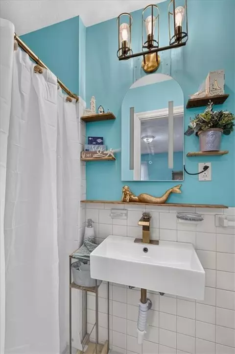 Bath - 9304 E 27th St, Independence, MO 64052 photo 2 of 2