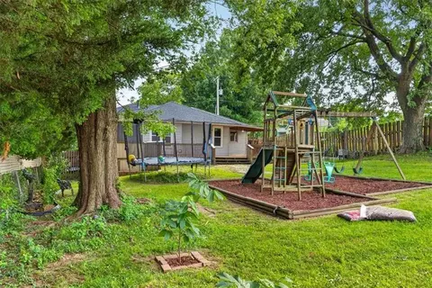 Exterior - 9304 E 27th St, Independence, MO 64052 photo 16 of 16
