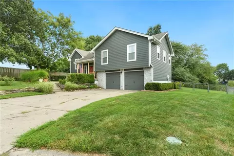 906 Fairview Cir, Pleasant Hill, MO 64080
