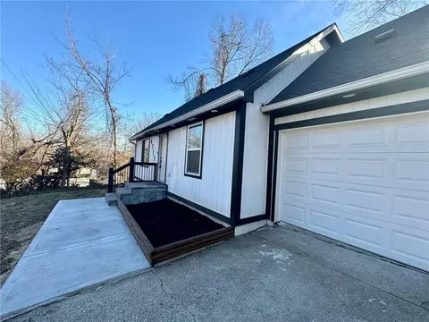 4711 E 43rd St, Kansas City, MO 64130
