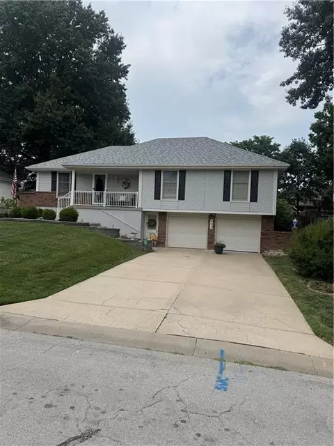 304 SE Colony Dr, Lees Summit, MO 64063 photo 2