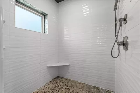 Bath - 1647 NE Ozark Dr, Lees Summit, MO 64086 photo 2 of 3