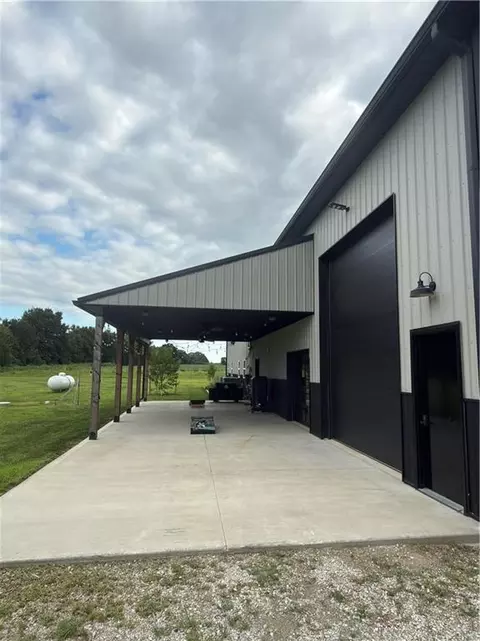 Exterior - 34705 E Mabry Rd, Buckner, MO 64016 photo 5 of 9