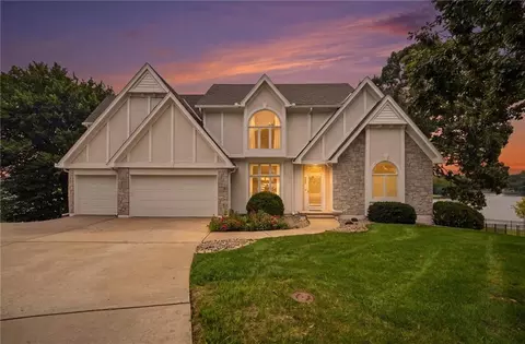 332 NE Warrington Ct, Lees Summit, MO 64064 photo 2