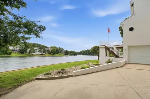 332 NE Warrington Ct, Lees Summit, MO 64064 photo 3