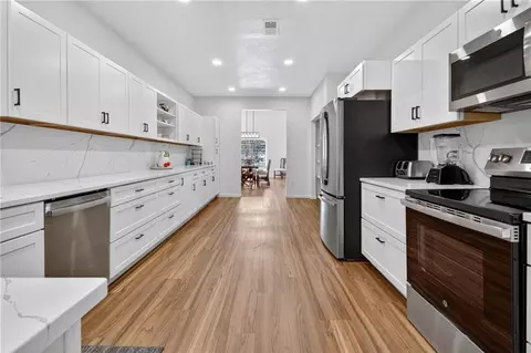 Entry Way - 2015 S Lees Summit Rd, Independence, MO 64050 photo 2 of 8