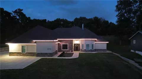 Exterior - 2015 S Lees Summit Rd, Independence, MO 64050 photo 3 of 5