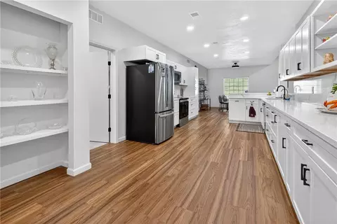 Entry Way - 2015 S Lees Summit Rd, Independence, MO 64050 photo 1 of 8