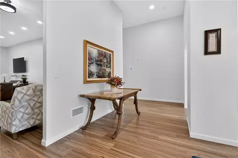 Entry Way - 2015 S Lees Summit Rd, Independence, MO 64050 photo 4 of 8