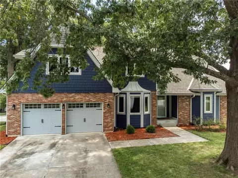 Exterior - 4401 NE Hoit Dr, Lees Summit, MO 64064 photo 12 of 13