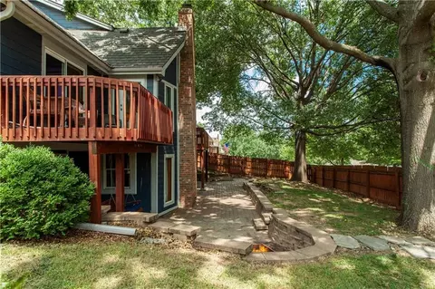 Exterior - 4401 NE Hoit Dr, Lees Summit, MO 64064 photo 5 of 13