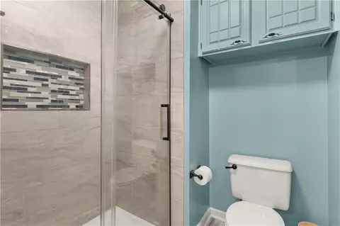 Bath - 4401 NE Hoit Dr, Lees Summit, MO 64064 photo 4 of 8