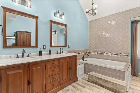 Bath - 4401 NE Hoit Dr, Lees Summit, MO 64064 photo 2 of 8