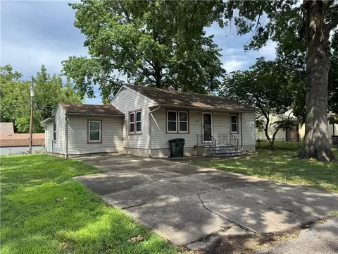1510 Hope St, Leavenworth, KS 66048