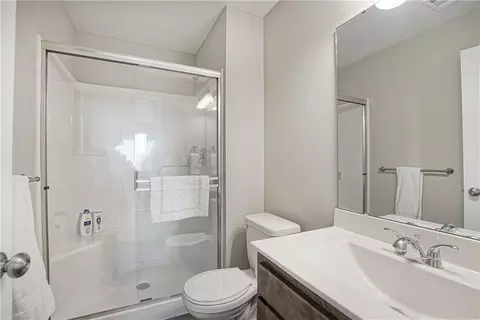 Bath - 21107-21109 E 8th St, Independence, MO 64056 photo 3 of 6