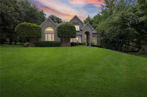 1567 Oakwood Ln, Liberty, MO 64068