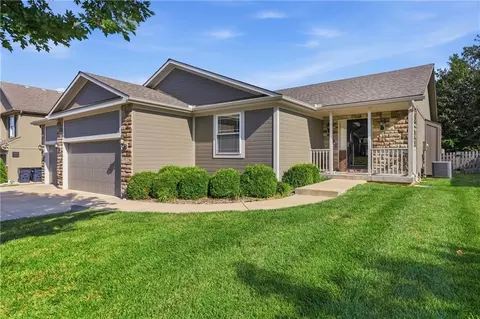 3817 SW Briarwood Oaks Dr, Blue Springs, MO 64015