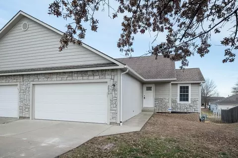 2035 Rock Creek Ct, Tonganoxie, KS 66086