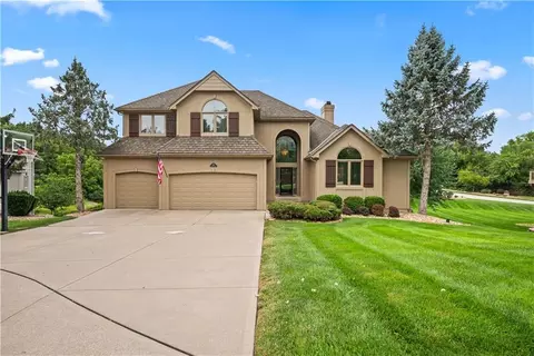 Exterior - 609 NE Persimmon Cir, Lees Summit, MO 64064 photo 6 of 11