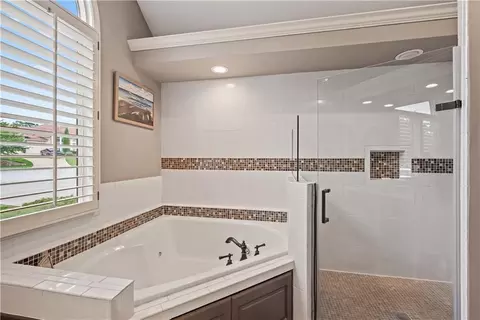 Bath - 609 NE Persimmon Cir, Lees Summit, MO 64064 photo 2 of 3