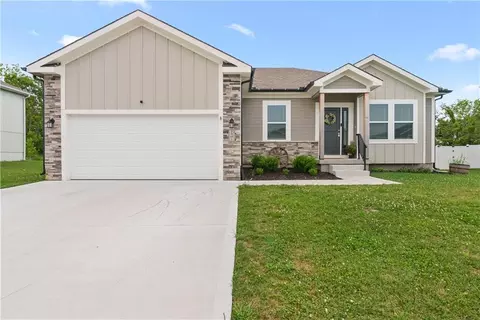 1401 SW 10th Ter, Oak Grove, MO 64075