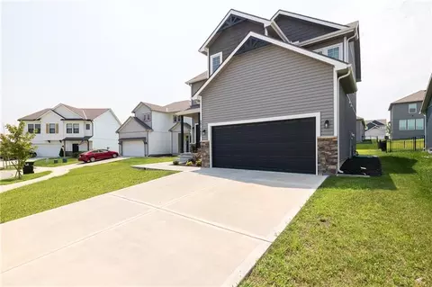 Exterior - 27407 E Sycamore St, Lees Summit, MO 64086 photo 12 of 14