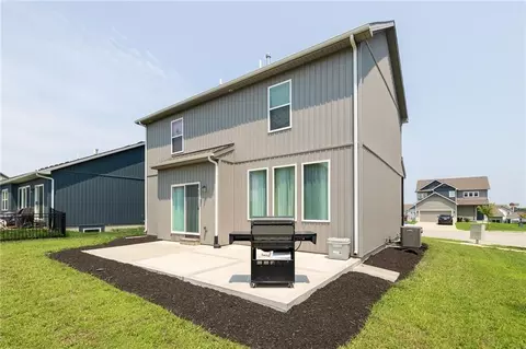 Exterior - 27407 E Sycamore St, Lees Summit, MO 64086 photo 3 of 14