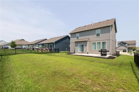 Exterior - 27407 E Sycamore St, Lees Summit, MO 64086 photo 4 of 14