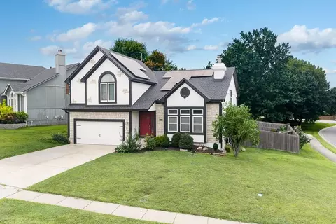 21206 W 55th Ter, Shawnee, KS 66218