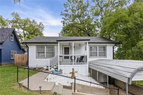 2507 Maple Ave, Leavenworth, KS 66048