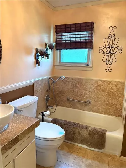 Bath - 1024 N 17th Pl, Independence, KS 67301 photo 3 of 3