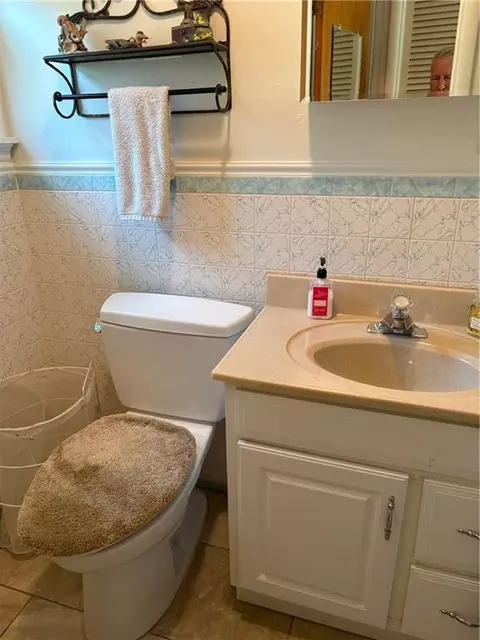 Bath - 1024 N 17th Pl, Independence, KS 67301 photo 2 of 3
