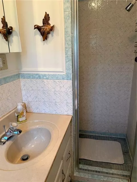 Bath - 1024 N 17th Pl, Independence, KS 67301 photo 1 of 3