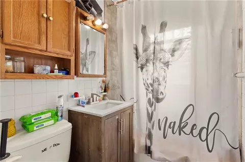 Bath - 16409 E 31st Ter, Independence, MO 64055 photo 1 of 1