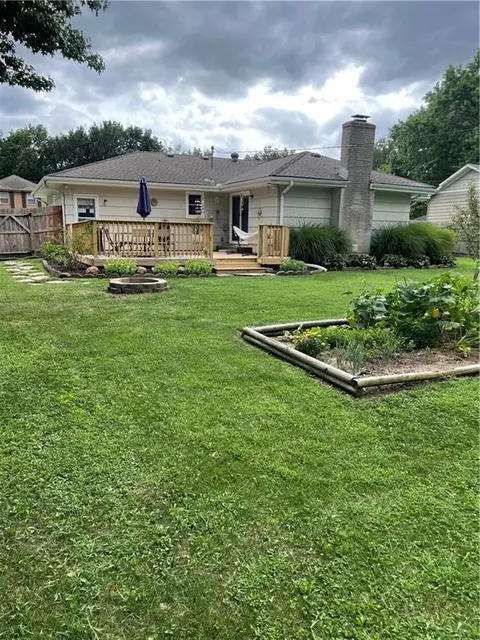 1202 E Willow Dr, Olathe, KS 66061 photo 2