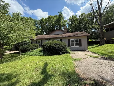 38 Clipper Dr, Blue Springs, MO 64015
