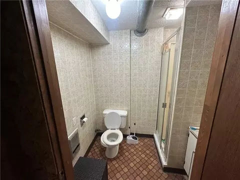 Bath - 2425 Olive St, Saint Joseph, MO 64507 photo 2 of 3