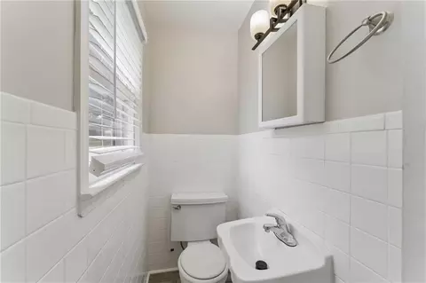 Bath - 10517 E 25th Ter, Independence, MO 64052 photo 1 of 2