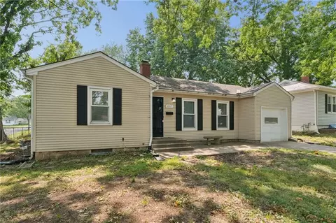 Exterior - 10517 E 25th Ter, Independence, MO 64052 photo 2 of 11