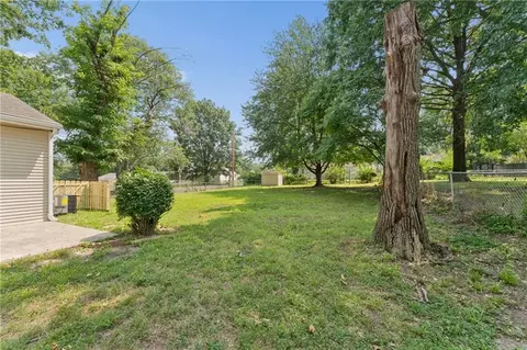 Exterior - 10517 E 25th Ter, Independence, MO 64052 photo 10 of 11