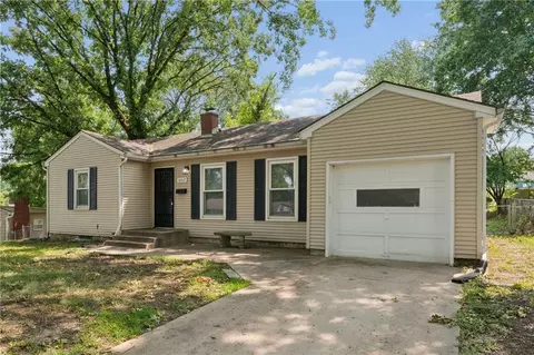 Exterior - 10517 E 25th Ter, Independence, MO 64052 photo 3 of 11