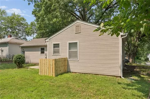 Exterior - 10517 E 25th Ter, Independence, MO 64052 photo 7 of 11