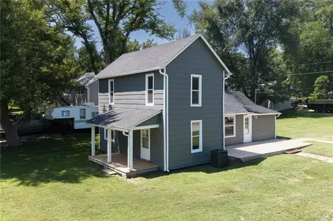 529 E 6th St, Tonganoxie, KS 66086