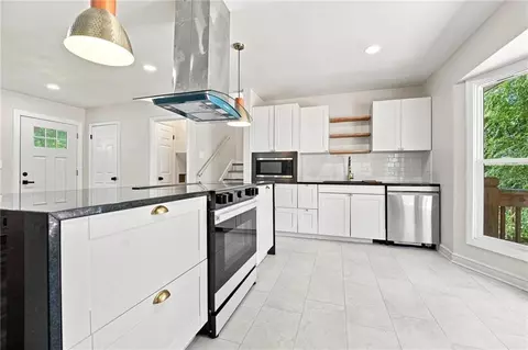8812 W 72nd St, Overland Park, KS 66204