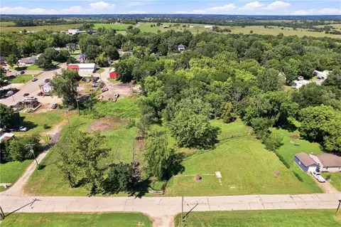 108 E 204 E Cynthia St, Mclouth, KS 66054