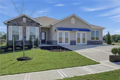 505 SW Edgewood Meadows Dr, Oak Grove, MO 64075